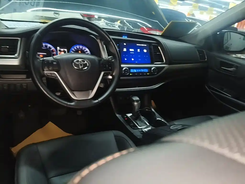 Toyota Highlander — фото 10