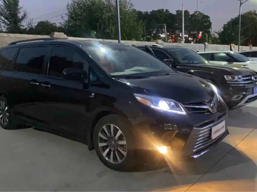 Toyota Sienna — фото 1