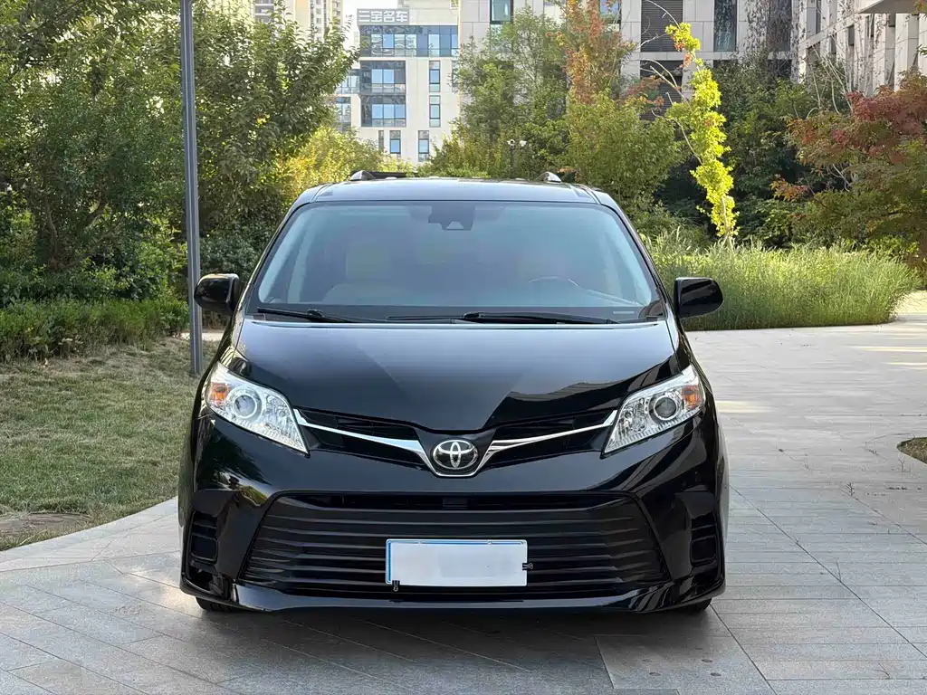 Toyota Sienna — фото 2