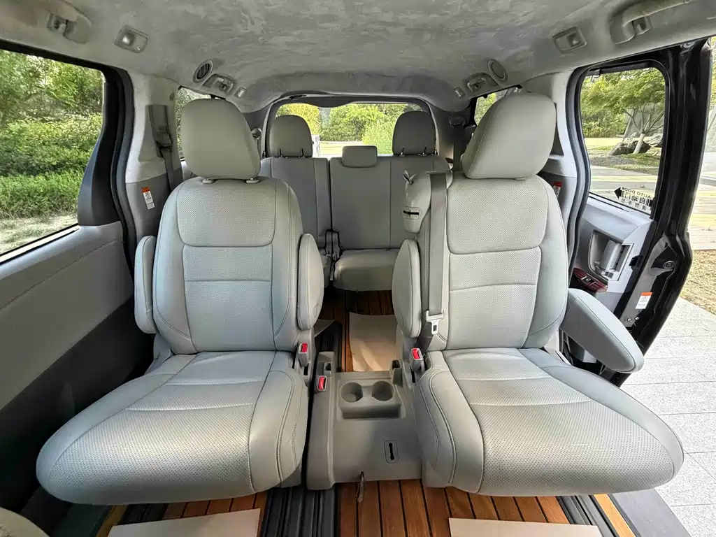 Toyota Sienna — фото 11