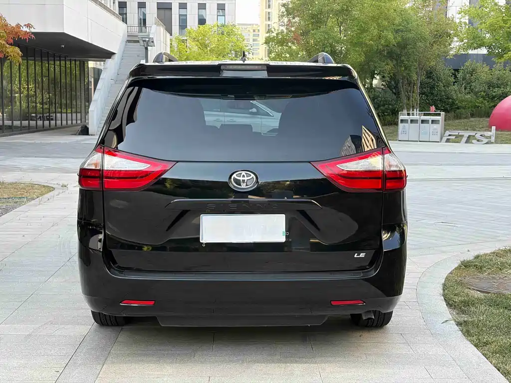 Toyota Sienna — фото 13
