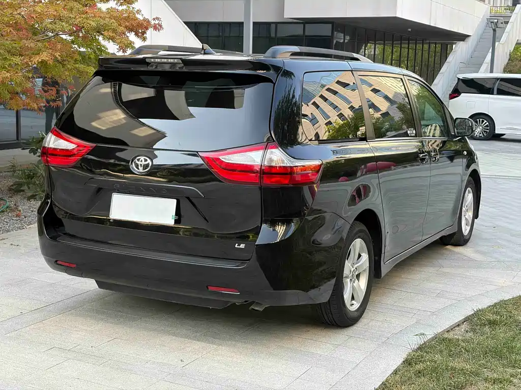Toyota Sienna — фото 14