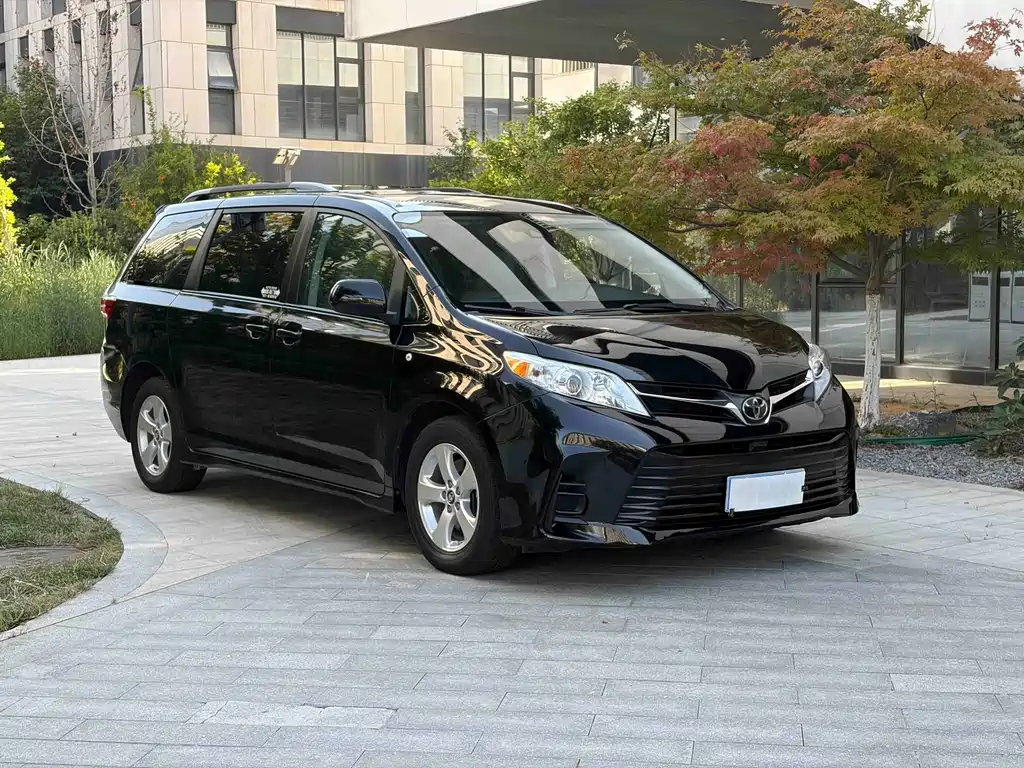 Toyota Sienna — фото 3