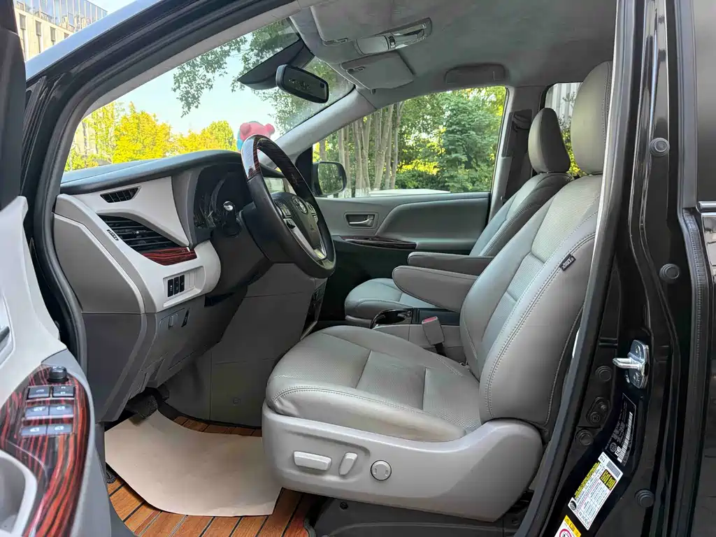 Toyota Sienna — фото 6
