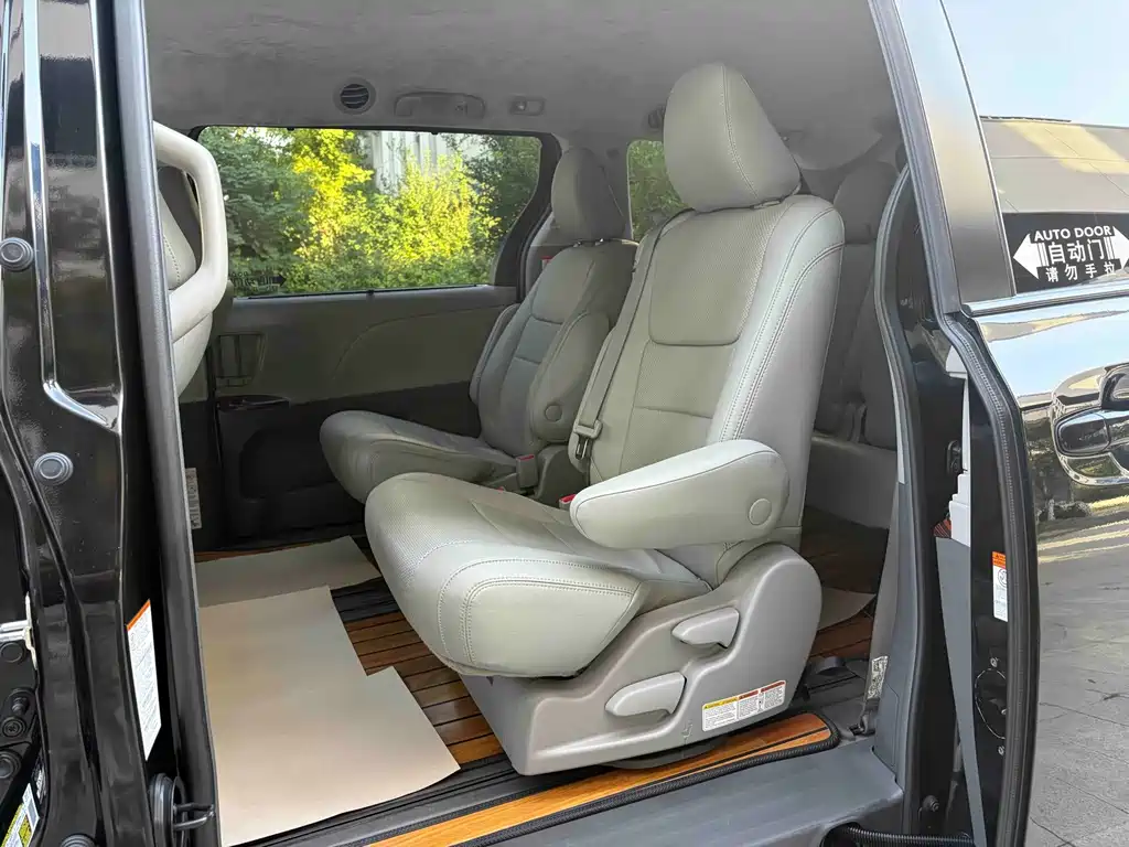 Toyota Sienna — фото 7