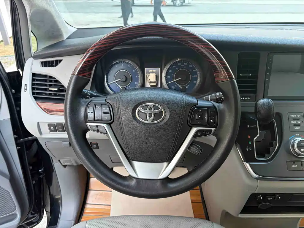 Toyota Sienna — фото 8
