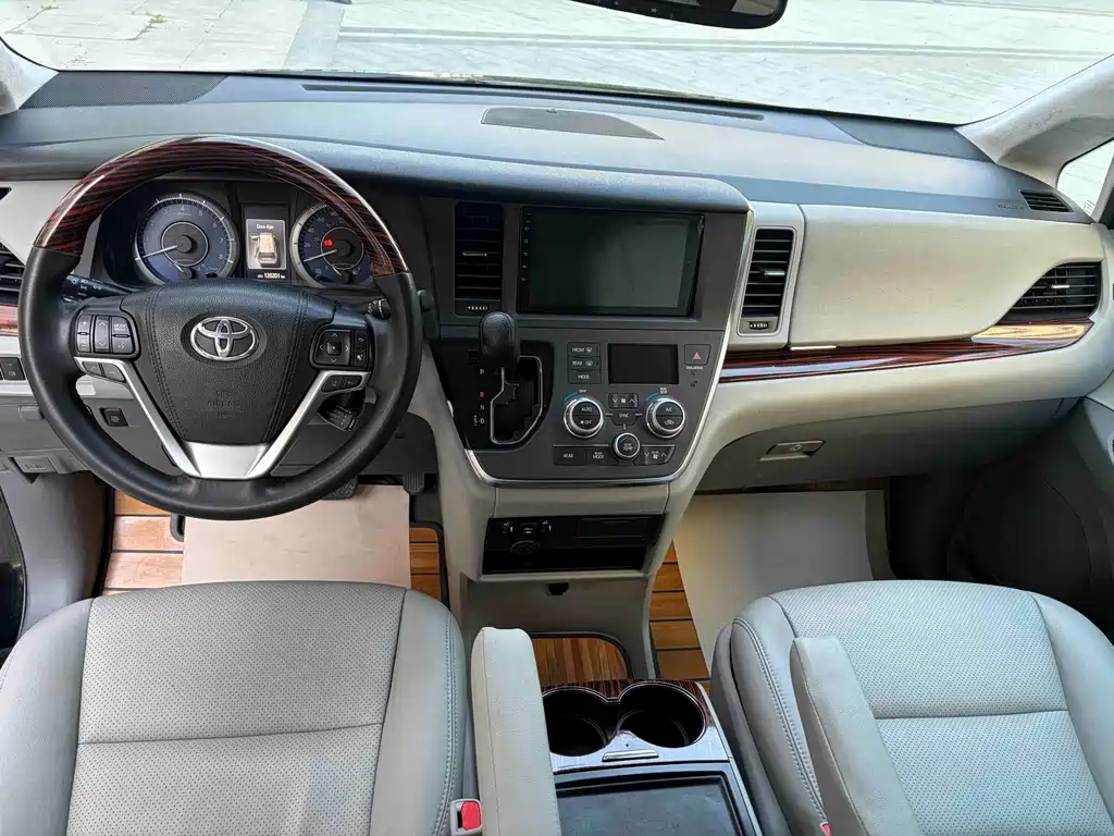 Toyota Sienna — фото 10