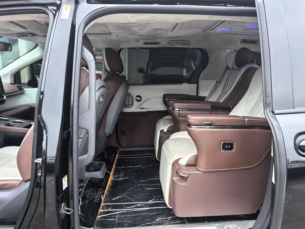 Toyota Sienna — фото 11
