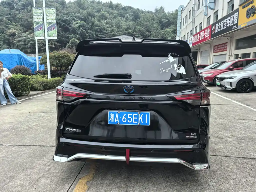 Toyota Sienna — фото 10