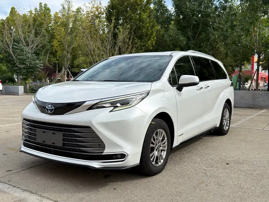 Toyota Sienna — фото 2