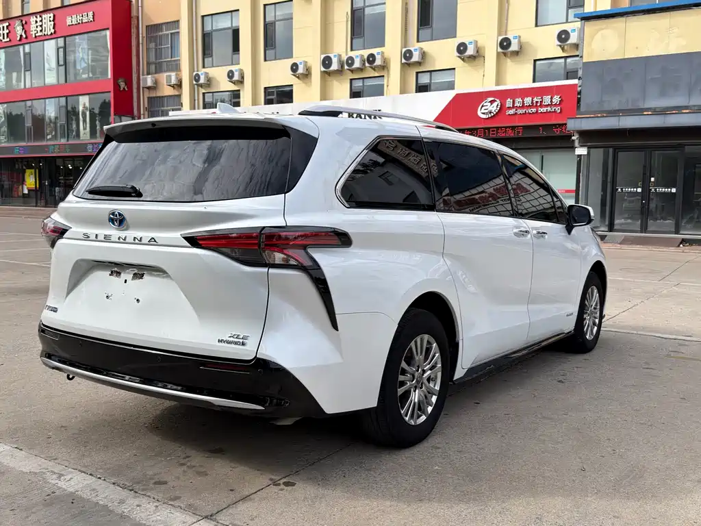 Toyota Sienna — фото 14