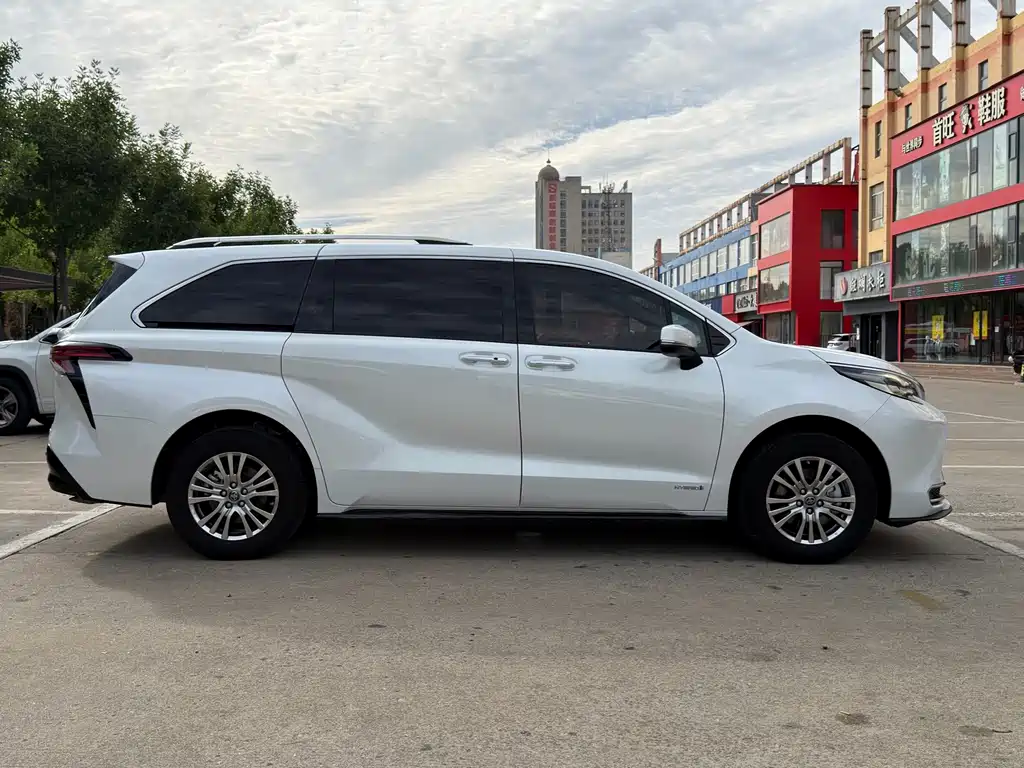 Toyota Sienna — фото 15