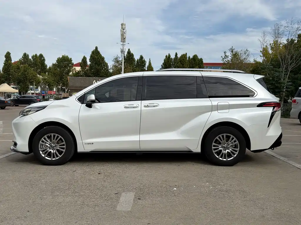 Toyota Sienna — фото 3
