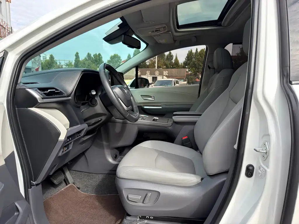 Toyota Sienna — фото 4