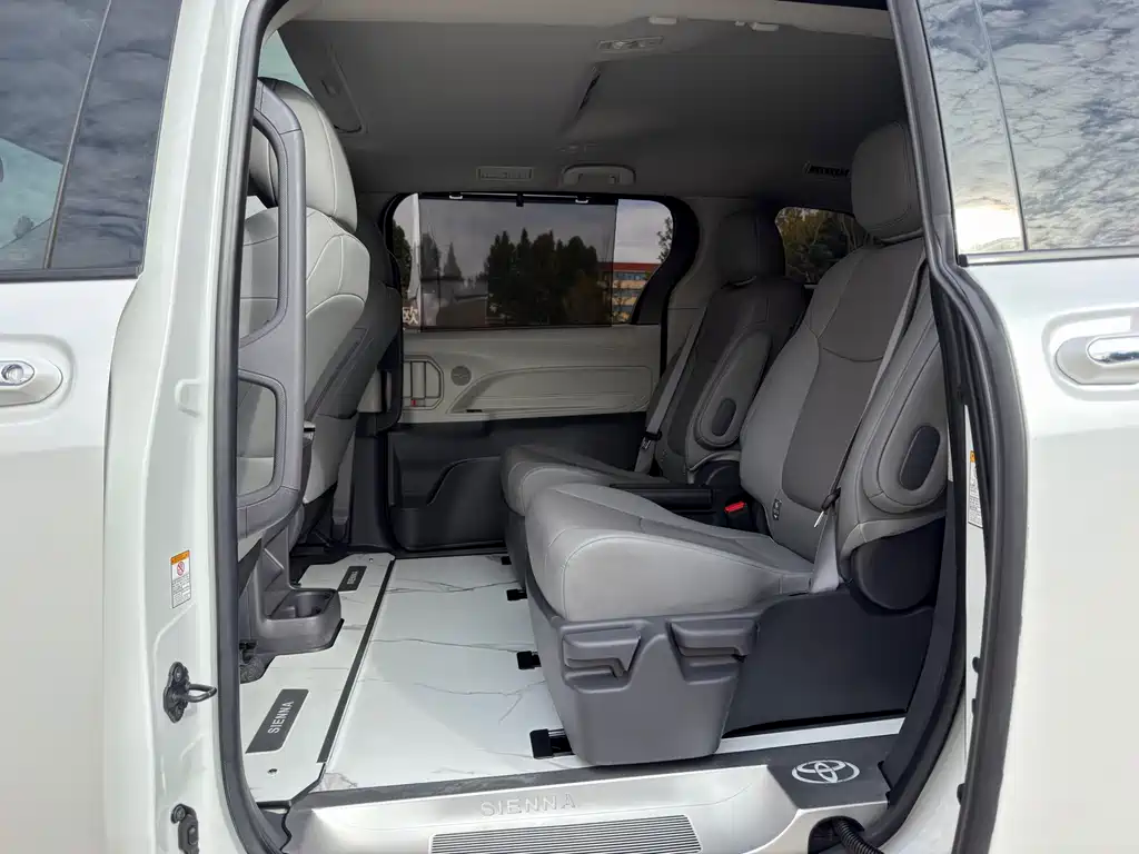 Toyota Sienna — фото 5