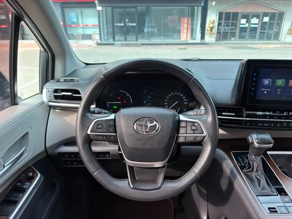 Toyota Sienna — фото 8