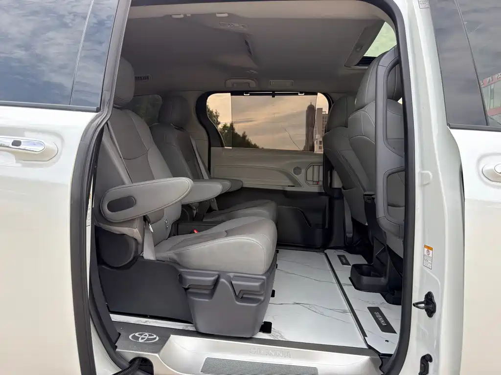 Toyota Sienna — фото 9