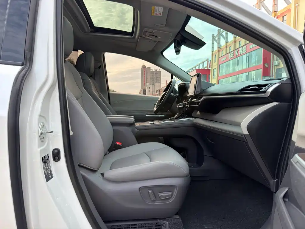 Toyota Sienna — фото 10