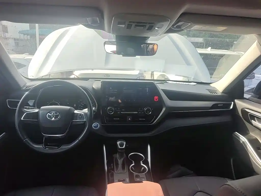 Toyota Highlander — фото 10