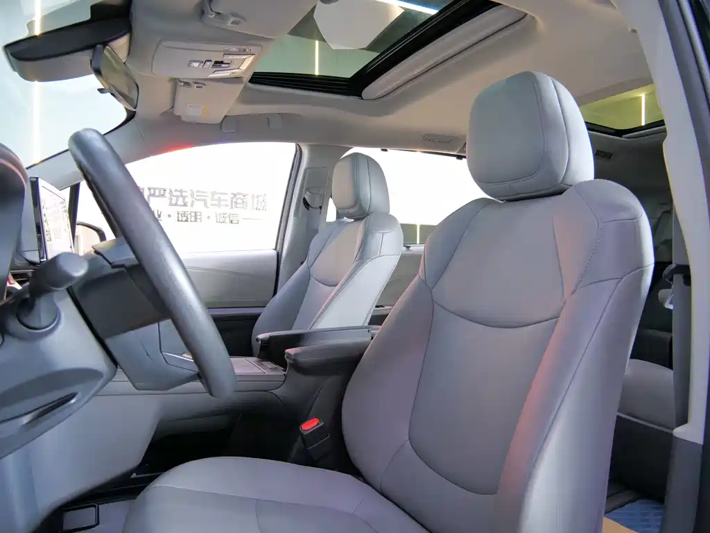 Toyota Granvia — фото 11