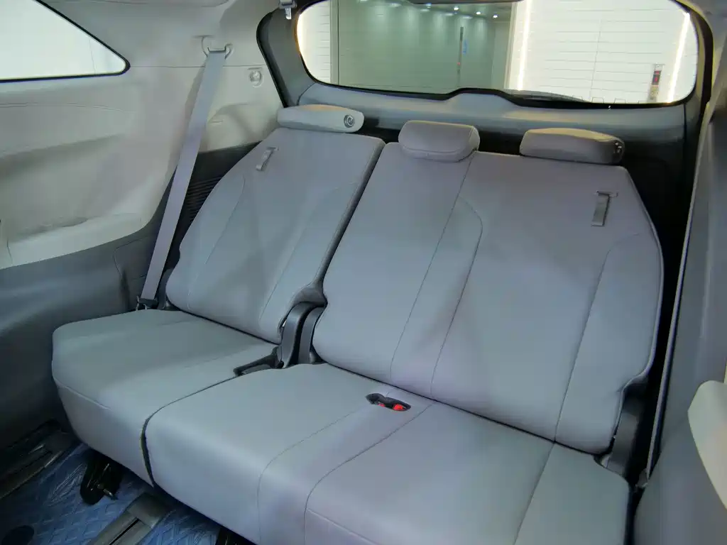 Toyota Granvia — фото 13