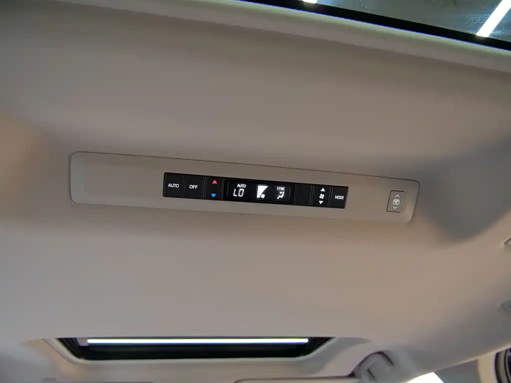 Toyota Granvia — фото 14
