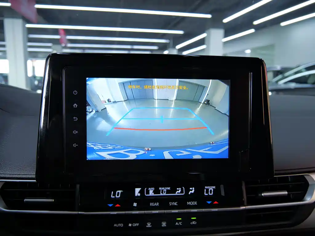 Toyota Granvia — фото 18