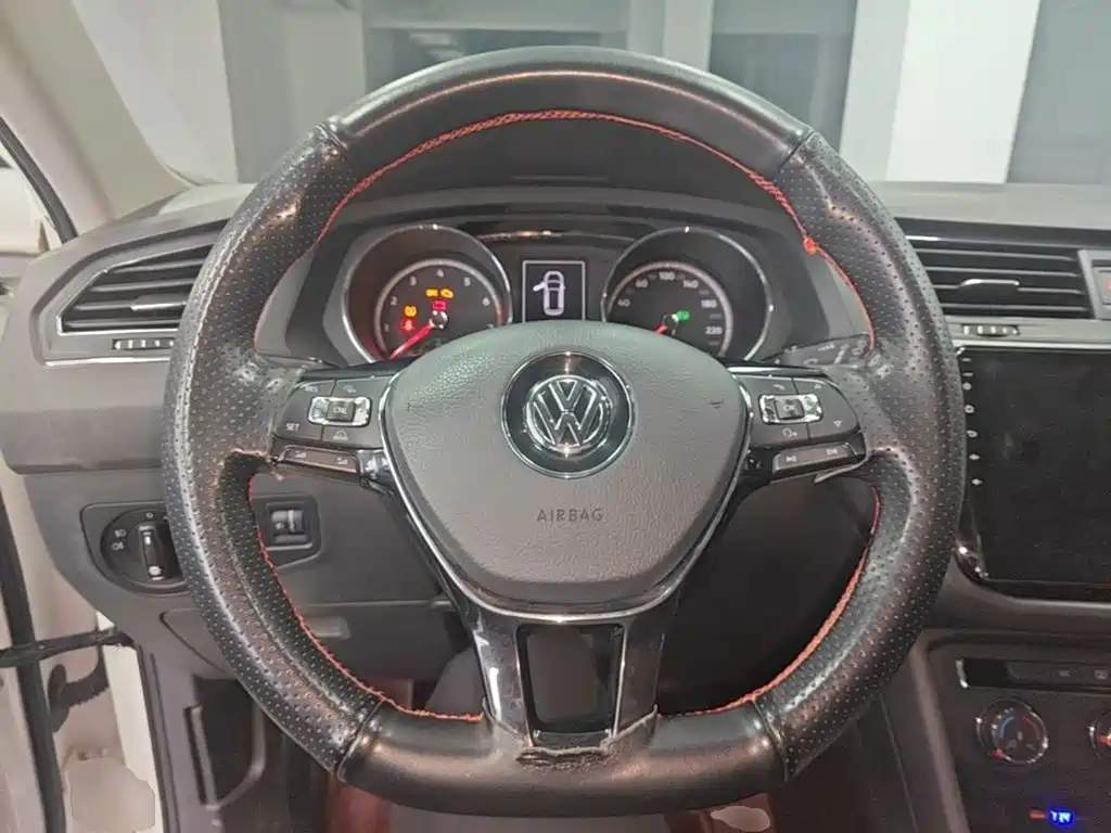 Volkswagen Tiguan L — фото 11