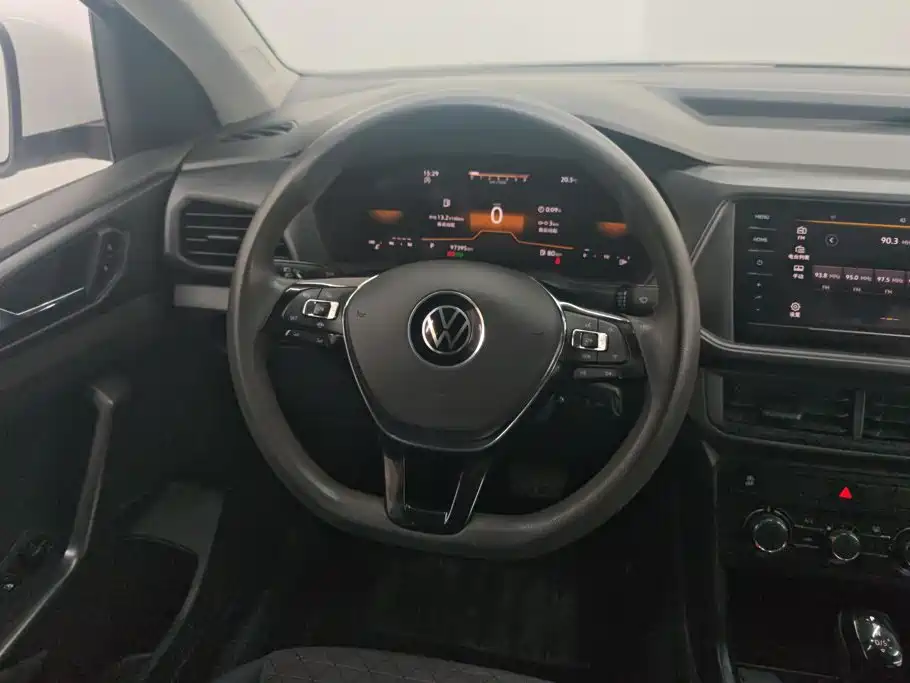 Volkswagen T-Cross — фото 15