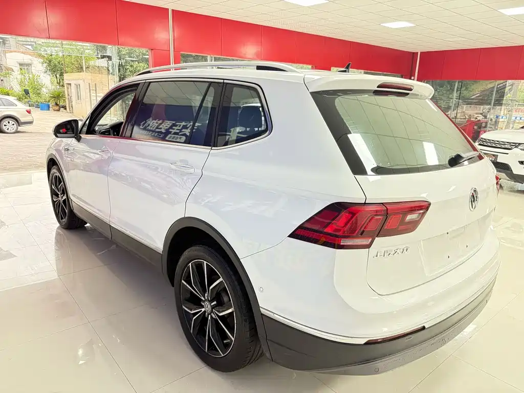 Volkswagen Tiguan L — фото 9
