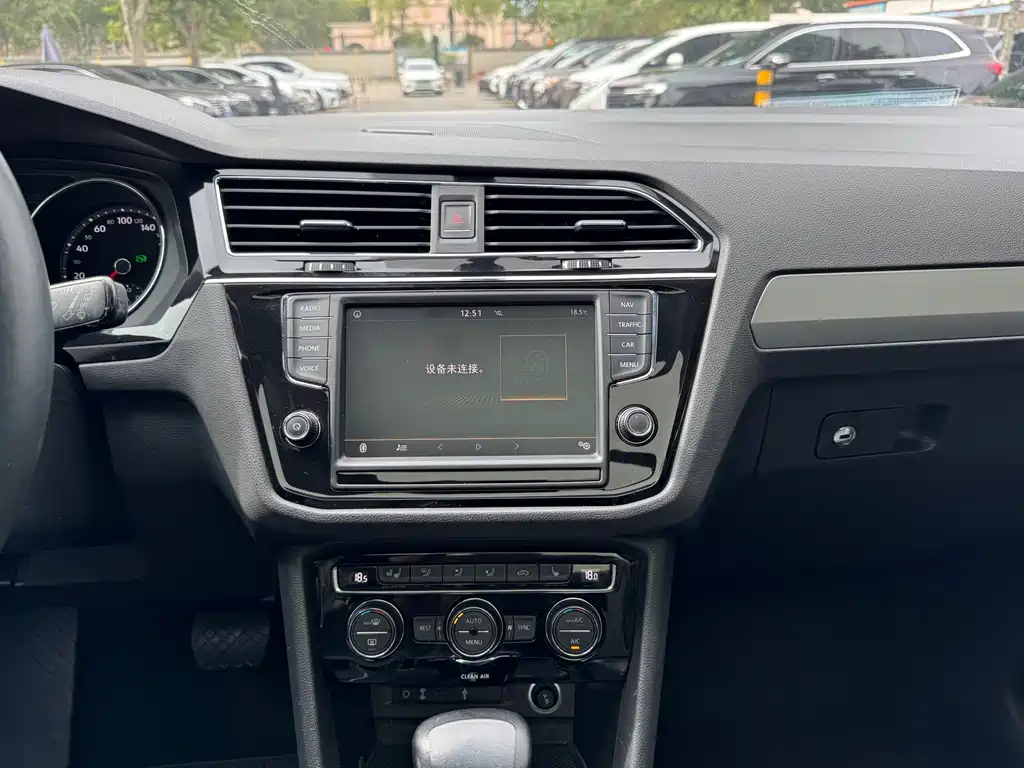 Volkswagen Tiguan L — фото 9