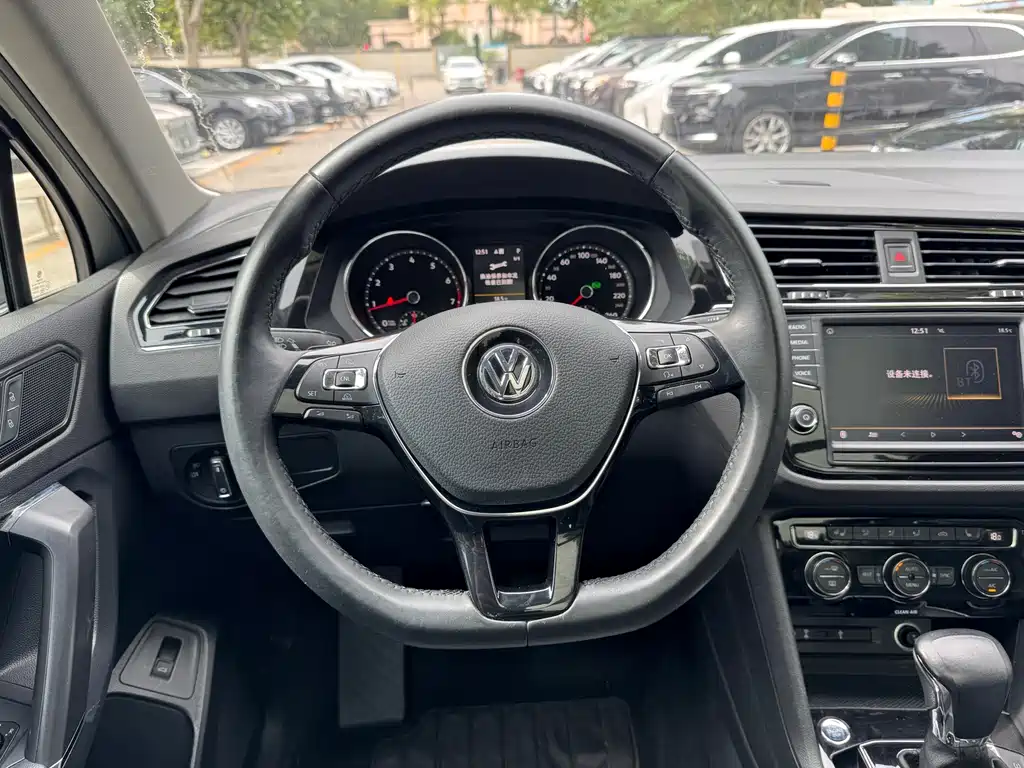 Volkswagen Tiguan L — фото 10