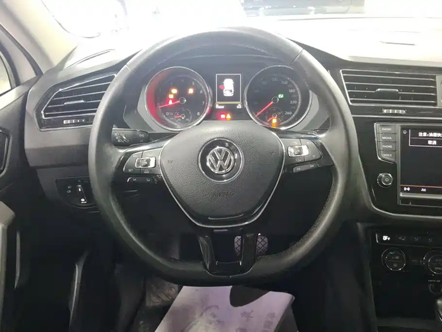 Volkswagen Tiguan L — фото 15