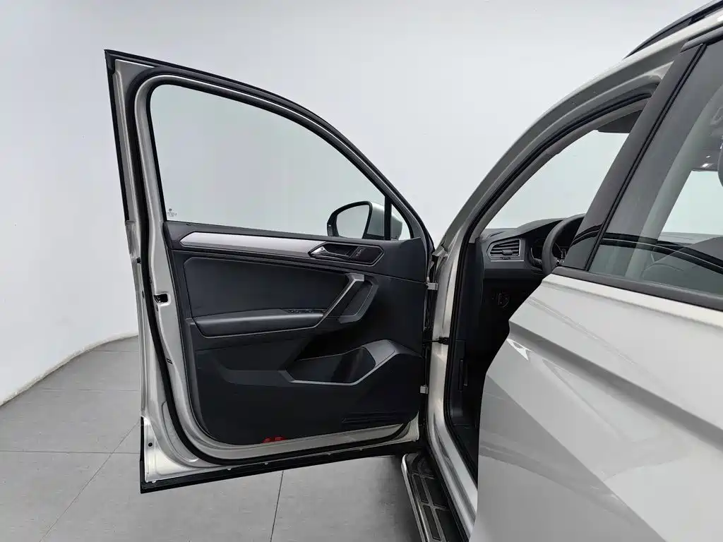 Volkswagen Tiguan L — фото 8