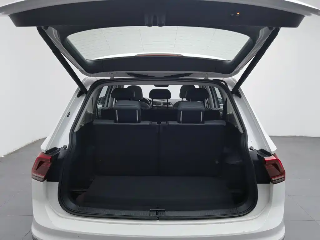 Volkswagen Tiguan L — фото 16