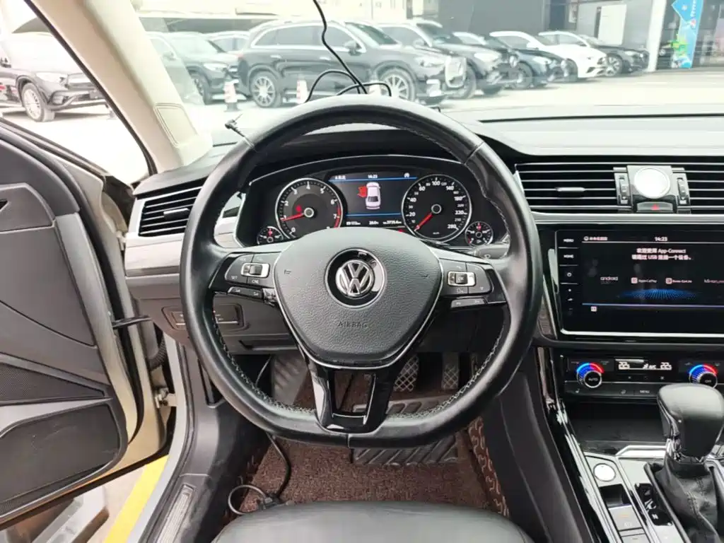 Volkswagen Phideon — фото 15
