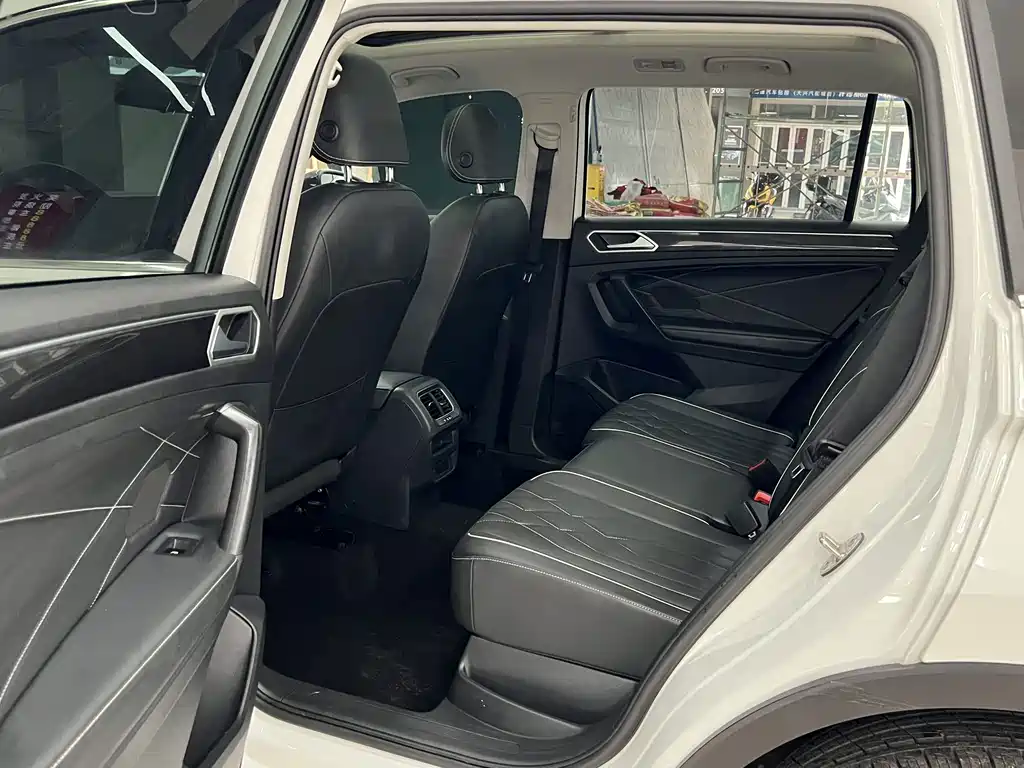 Volkswagen Tiguan L — фото 9