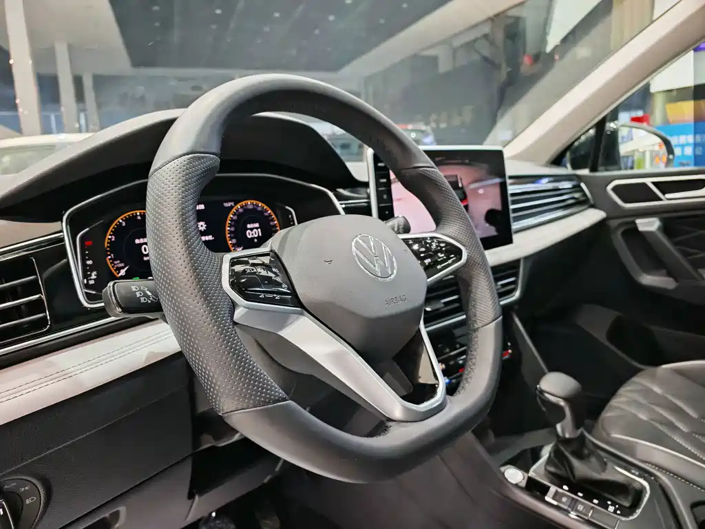 Volkswagen Tiguan L — фото 6