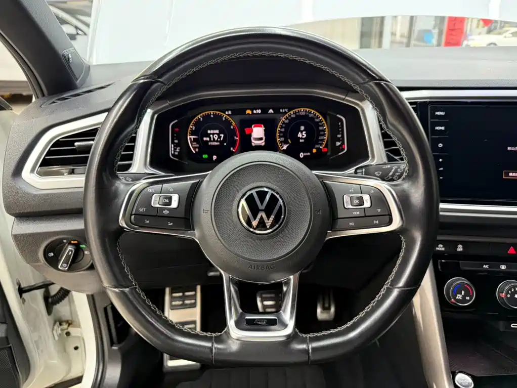 Volkswagen T-Roc — фото 11