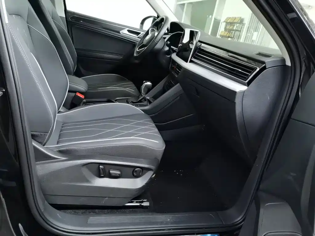 Volkswagen Tiguan L — фото 25