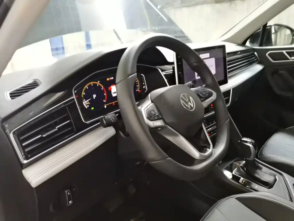 Volkswagen Tiguan L — фото 10