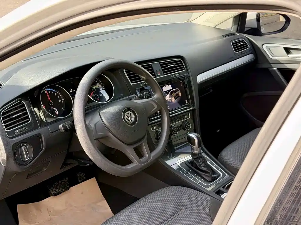 Volkswagen Golf EV — фото 5