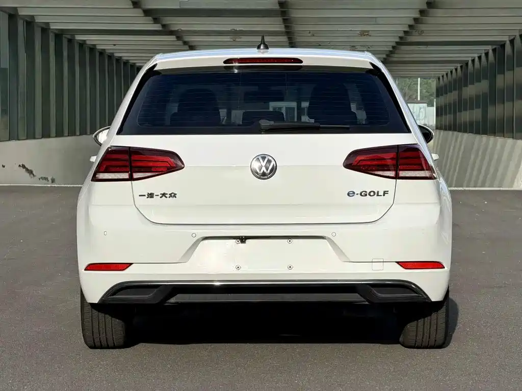 Volkswagen Golf EV — фото 7