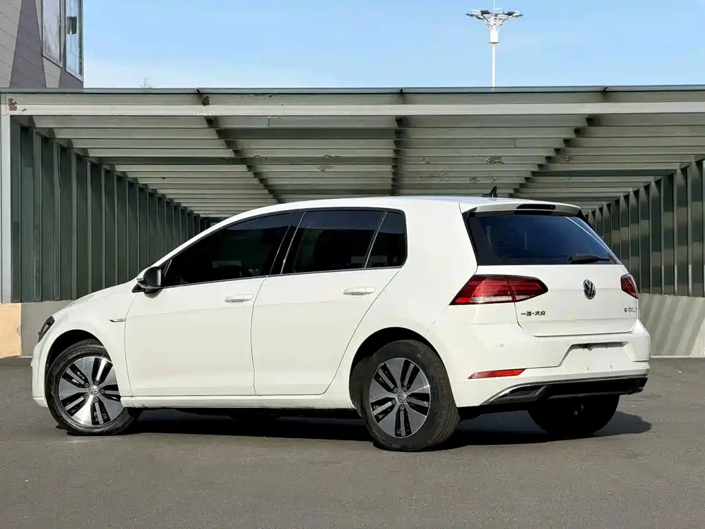 Volkswagen Golf EV — фото 8