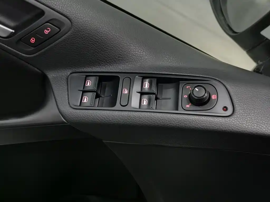 Volkswagen Tiguan — фото 9