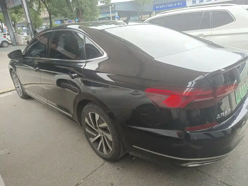 Volkswagen Passat PHEV — фото 11