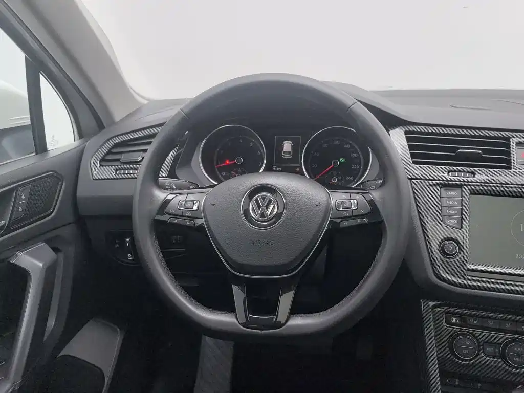 Volkswagen Tiguan L — фото 11