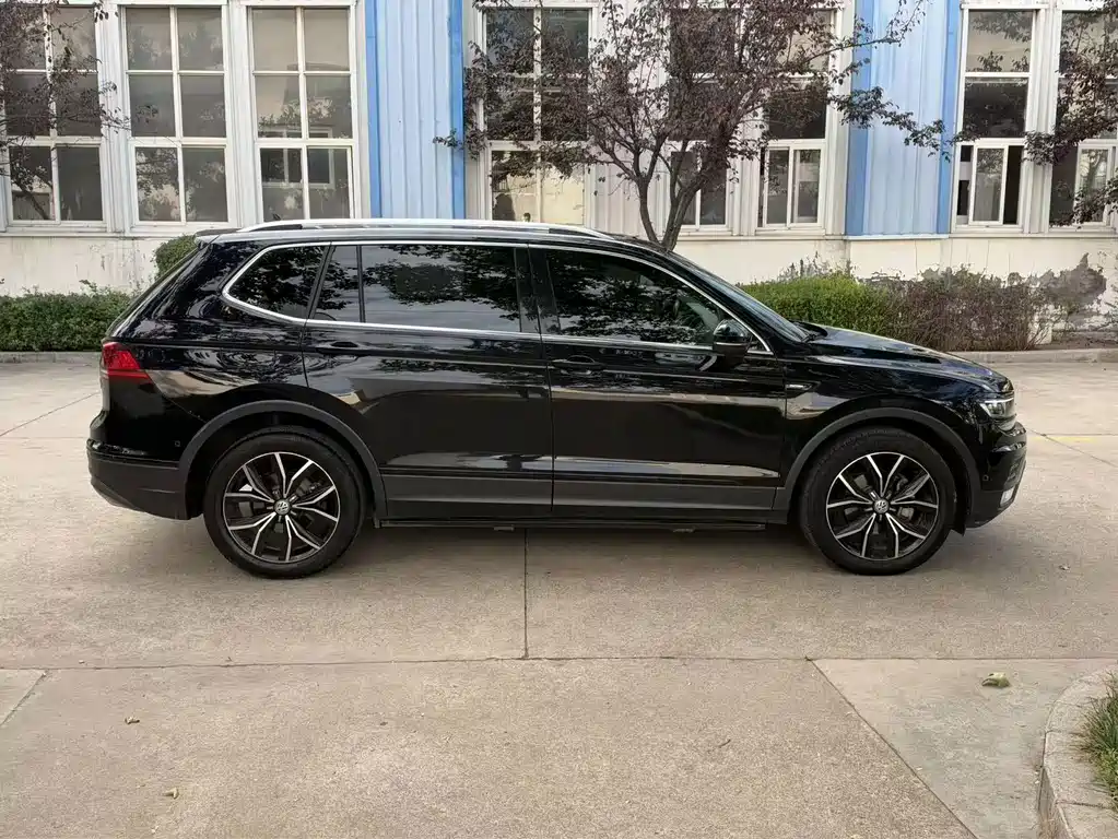 Volkswagen Tiguan L — фото 6