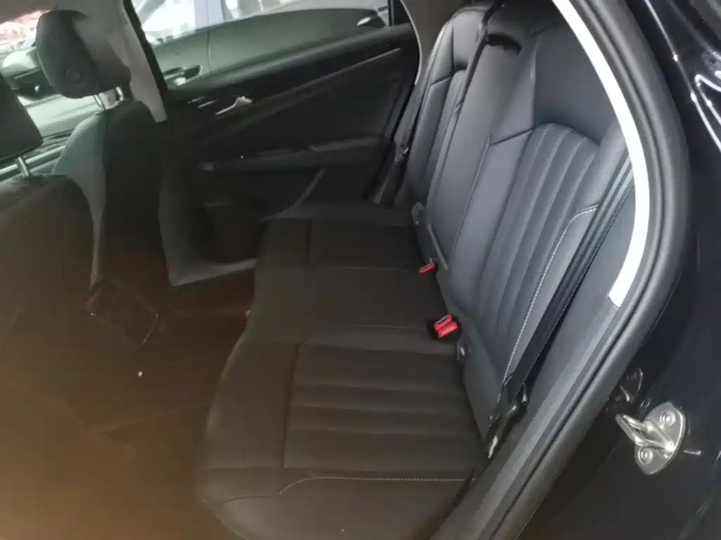 Volkswagen Passat — фото 17