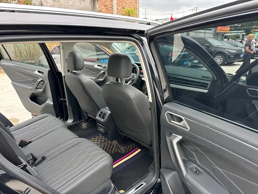 Volkswagen Tiguan L — фото 11